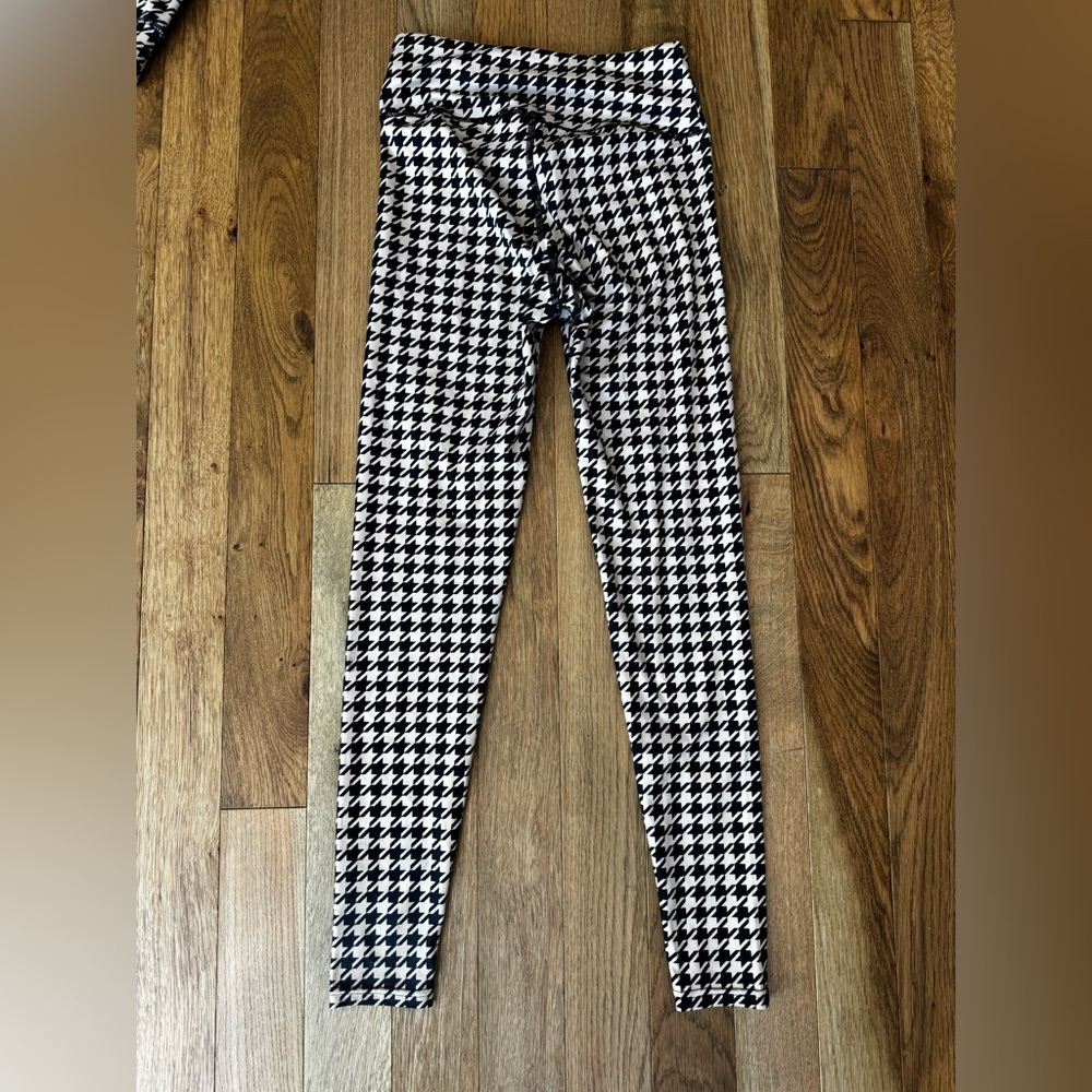 🖤🤍 Houndstooth Black & White Athletic Set – Sports Bra + Leggings (XS–S Est.) 🤍🖤 - Picture 6 of 10